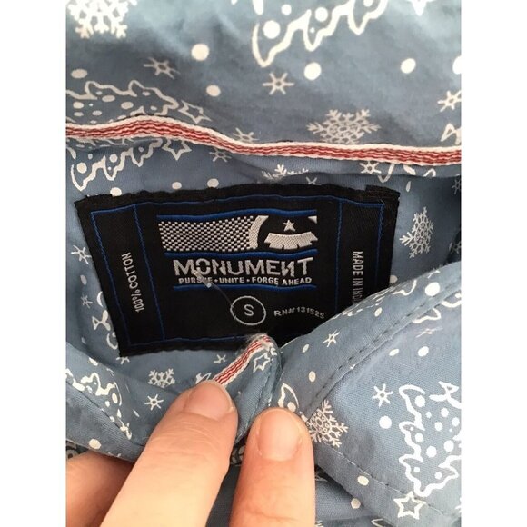 MONUMENT SNOWFLAKE CHRISTMAS TREE SHORT SLEEVE BUTTON UP SHIRT MENS SIZE SMALL - Picture 2 of 6